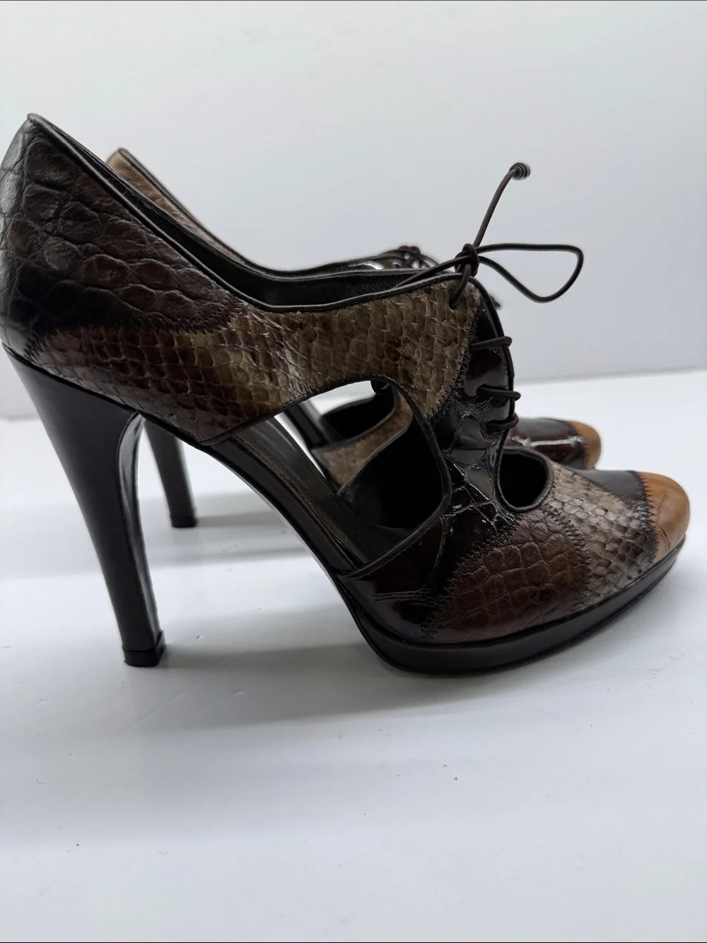 Stuart Weitzman Multi-Tone Brown Lace-Up Pointed Pumps - Picture 3 of 7
